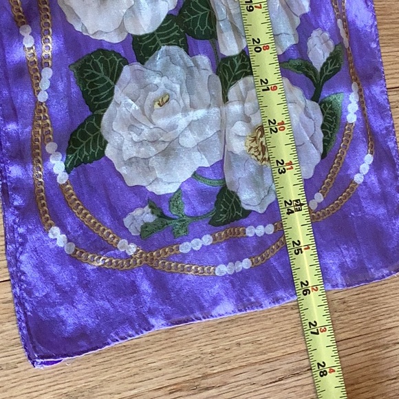 100% silk scarf 11”x52” White roses with green leaves, chain of pearls border - Picture 4 of 5
